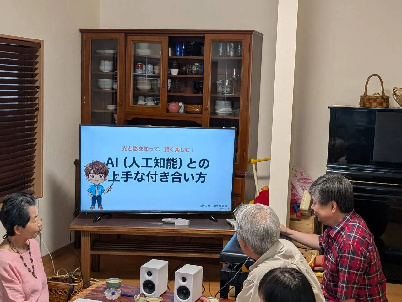 初心者向けAI講座の冒頭。「AI（人工知能）との上手な付き合い方」のスライドを映しながら、講師が参加者に語りかけている様子